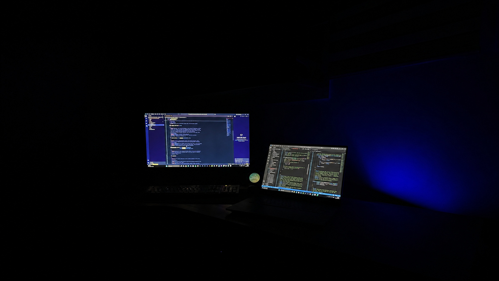 Estación de trabajo con sistemas de IA para redes sociales en pantalla