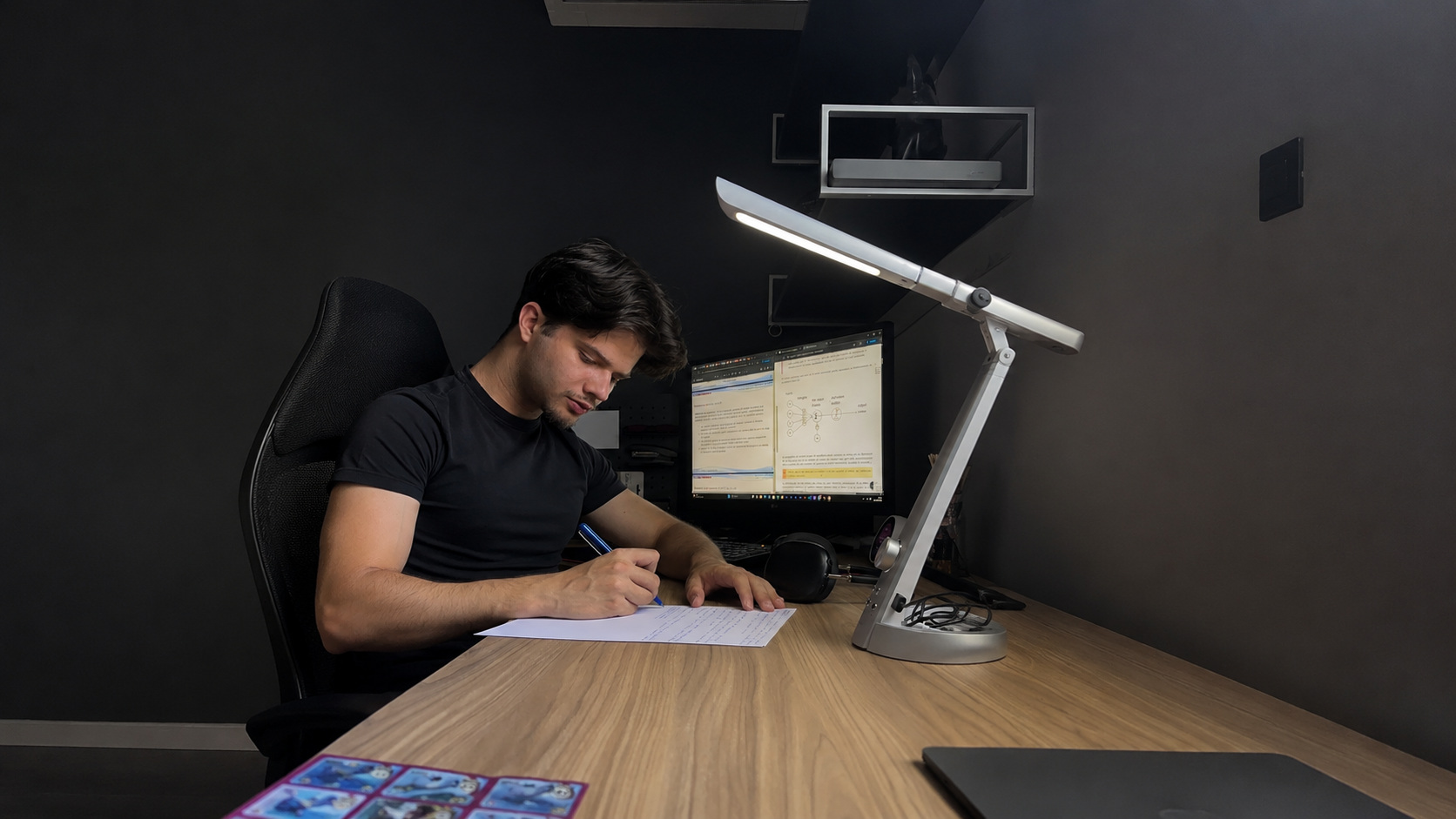 Daniel Fuentes escribiendo la estrategia de redes sociales de un cliente